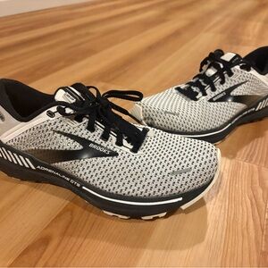 Brooks Adrenaline GTS 22 Running Shoes men’s 7 women’s 8.5